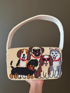 Bolso de Cuentas Rojo y Blanco - Bolso de Cuentas Hecho a Mano para Fanáticas Universitarias con Cierre de Cremallera - Patrón de Leopardo Personalizable - MOQ de 3 Piezas - Product Image 3