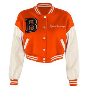 Veste universitaire courte tendance avec panneaux contrastés, patchs de lettres audacieux, poignets côtelés et style baseball classique pour la mode de rue - Product Image 1