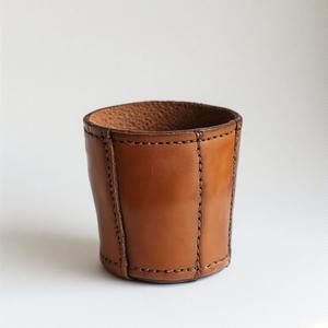 Maceta de cuero hecha a mano en tamaño mini hecha para mezclar textura funcional y atractivo orgánico en una forma sutil de soporte para plantas - Product Image 5