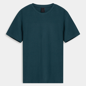 T-shirt pour homme Calm Modern Fit, conçu pour des mouvements fluides, avec des lignes épurées et une présence visuelle élégante et décontractée. - Product Image 1