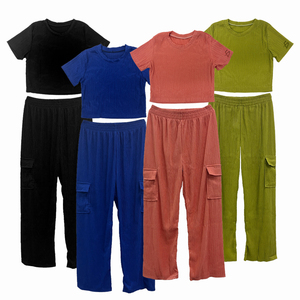 Completo Casual Monocromatico: Pantaloni Cargo in Velluto a Coste e Top Corto - Product Image 3