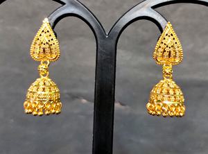 Boucles d'oreilles de qualité supérieure serties de boucles d'oreilles fantaisie en forme de Jhumka plaqué or 22CT à vendre - Product Image 2