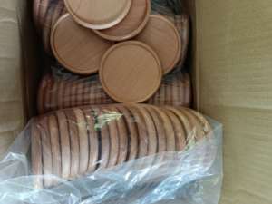 Ensemble de dessous-de-verre en bois rustique élégant, conçu pour protéger les surfaces tout en ajoutant une touche naturelle et chaleureuse à la décoration - Product Image 5