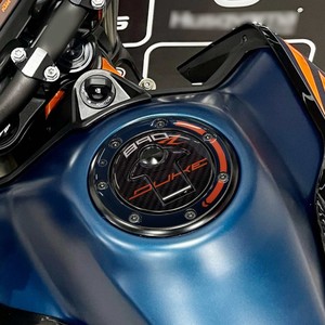 Adesivo Protettivo Personalizzato per Tappo Serbatoio Moto per KTM 890 Duke R 2022-23 - Product Image 1