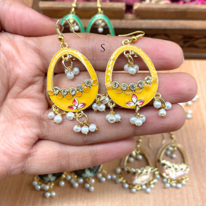 ต่างหูจุมก้าลายไข่ทำมือ ดีไซน์เนอร์ออกแบบ พร้อมงานประดับมุกและงานเคลือบเงา สำหรับงานแต่งงาน งานฮัลดี และงานเมเฮนดี - Product Image 6