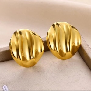 Clous d'oreilles élégants à la mode avec un look moderne, parfaits pour un usage quotidien et un habillage de fête disponibles à la vente - Product Image 3