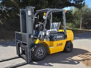 Nouveau chariot élévateur diesel de 3 tonnes avec 4 roues motrices, déplaceur latéral hydraulique, mât à deux étages, pneus pneumatiques - Utilisation en intérieur - Product Image 1