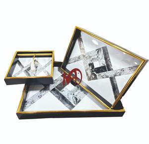 Plateau de service en verre d'aspect luxueux avec bord doré Nouveau design abstrait et poignées Plateau de service de luxe élégant - Product Image 4