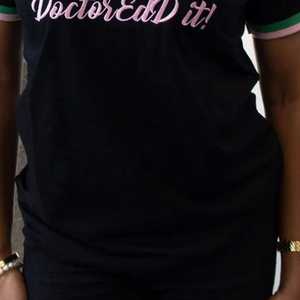 2025 camiseta XAKA Doctor educada para mujer, camiseta gráfica informal, Camiseta de algodón inspirada en la Hermandad, ropa griega con estampado de letras rosa y verde - Product Image 6