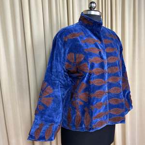 Boho Chic Retro Chic Free Size Robe Hand Embroidered Blue Floral Velvet Suzani Jacket Open Front <b>Winter</b> Coat for Fall Season - Product Image 5