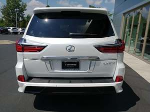 Lexus LX 570 blanc 2020 disponible à la vente, faible kilométrage, moteur essence, véhicule bien entretenu et sans accident, aucun défaut. - Product Image 4