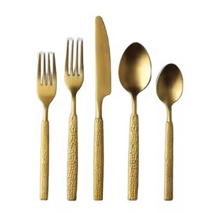 Ensemble de couverts en métal avec poignée en laiton, design rustique et traditionnel, idéal pour la table à manger de la cuisine, pour un usage quotidien et les fêtes - Product Image 2