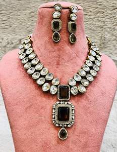 Ensemble de collier Mossanite Kundan avec pierre hydro pour femmes, parfait pour mariage, occasions spéciales, festivals - Product Image 3