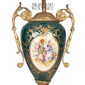 Lámpara de mesa antigua de porcelana y latón con base floral verde asas doradas adornadas pantalla de tela elegante y clásica atemporal - Product Image 6