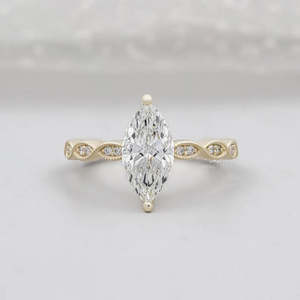 Anillo de Compromiso de Oro Amarillo de Inspiración Vintage con Certificado IGI, Banda de Diamantes con Corte Marquesa - Product Image 1