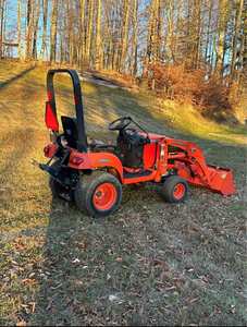 Tractor Subcompacto 4x4 BX1860 de 2012 con Cargador Frontal - 18 HP, Utilidad Eficiente en un Diseño Compacto - Product Image 3