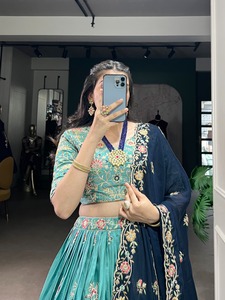 Lehenga Choli moderne A-Line pour la saison des mariages Fil à paillettes en soie brodé avec une boîte en toile Peut longueur au sol Style parfait - Product Image 5