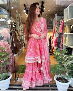 Conjunto de traje Sharara Rosa tradicional con estampados exóticos y cordones de gota Trabajo de bordado de alta calidad Material de alta calidad - Product Image 1