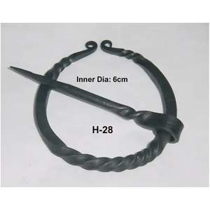 Fermoir torsadé en fer forgé à la main personnalisé Broche torsadée en tissu/cape Fermoir torsadé en fer forgé médiéval Style Viking et Penannulaire - Product Image 3