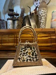 Gandek Sasak auténtico Lombok tejido a mano Ketak y ratán tradicional Shell motivo mimbre artesanías correa de cuero triángulo Shell bolsa - Product Image 2