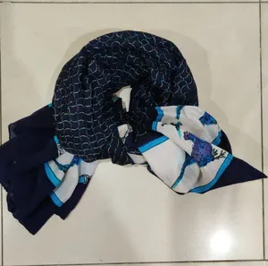 Belle écharpe en viscose carrée imprimée Boho Chic pour femmes Châle d'été élégant avec logo personnalisé pour les filles - Product Image 1