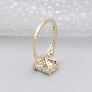 Anillo de Diamantes con Corte Cojín de 3 Piedras y Piedras Laterales en Forma de Cometa, Certificado por IGI, en Oro Amarillo - Product Image 6