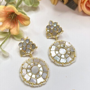 ต่างหูดีไซน์เนอร์ชุบทองคุณภาพดีเยี่ยม ประดับด้วยหินสไตล์ดั้งเดิม สำหรับผู้หญิง สวมใส่ในงานแต่งงาน คอลเลคชั่นสำหรับผู้หญิง - Product Image 1