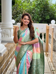 Saree de seda Banarasi suave para adultos Diseño multicolor de impresión digital con borlas de borde de contraste de Palau ricas en el extremo - Product Image 6