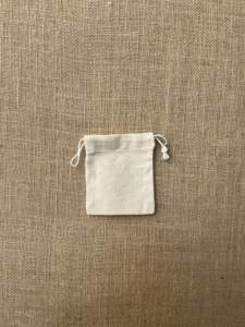 Sacs-cadeaux en jute de qualité exportatrice OEM avec fermeture à cordon et doublure en coton doux pour un emballage élégant en vente de gros - Product Image 2