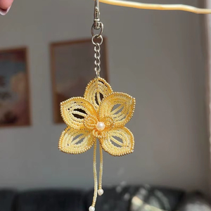 Porte-clés perlé orchidée dorée - Product Image 1