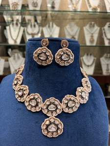 Hermoso collar Kundan de calidad superior chapado en oro con pendientes para mujer joyería de diseñador para colección de ropa de boda - Product Image 4