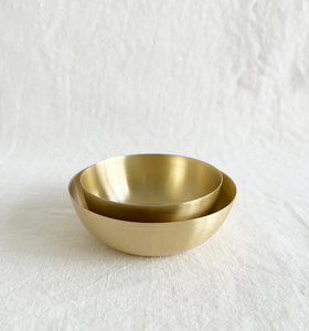 Sous-verres en laiton personnalisables, différentes tailles, pièces artisanales, poli, style classique, compatibles lave-vaisselle, écologiques, cadeaux d'affaires sur mesure - Product Image 1