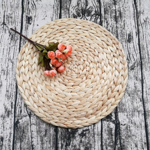 Tapis de jacinthe d'eau fait main simple et élégant offrant une beauté rustique et un style écologique pour les intérieurs et les repas de tous les jours - Product Image 1