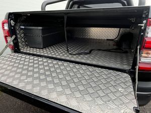 2020 para Toyota HiLux, asientos de cuero oscuro de doble cabina, dirección izquierda R16, tamaño de neumático, portaequipajes de aleación de aluminio, combustible diésel automático - Product Image 5