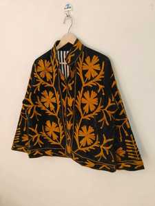 Veste Suzani en velours noir brodée à la main, motif floral moutarde, style folklorique bohème, faite à la main, ethnique, courte, vêtement d'extérieur tendance - Product Image 3