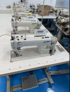 Máquina de coser industrial de puntada recta Juki DU-1181N-7 usada - Una aguja, alimentación superior e inferior, pie de arrastre, marco de acero, mango de plástico - Product Image 5