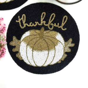 ที่ชาร์จทรงกลมทำด้วยมือสำหรับการรับประทานอาหารสุดหรูและของตกแต่งวันหยุดลูกปัดทำมือไม่เหมือนใครที่รองจานบนเฟอร์นิเจอร์บ้าน - Product Image 1