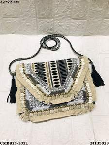 Bolso de mano de diseñador artesanal con bordado de piedras y cuentas bohemias Banjara para damas que mezclan la tradición con el estilo - Product Image 4