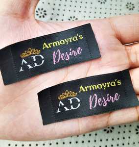 Étiquette tissée avec logo 3D personnalisé de haute qualité Étiquette de soin du cou en caoutchouc satiné Logo 3D haute densité en tissu durable - Product Image 4