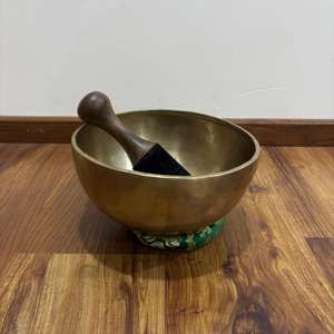 Cuenco tibetano hecho a mano de siete Chakras, producto artesanal de Metal de bronce con temática budista tradicional - Product Image 1