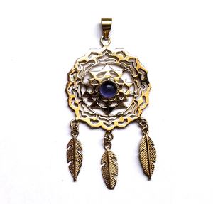 Pendentif en pierre d'améthyste de Shri Yantra de style bohème fini en laiton fabriqué en Inde avec technologie d'incrustation de réglage de lunette de feuille suspendue - Product Image 3