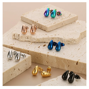 Boucles d'oreilles clous pour femmes en acier inoxydable plaqué argent de qualité supérieure, mini-gouttes d'eau vintage, perles, design indien tendance - Product Image 1