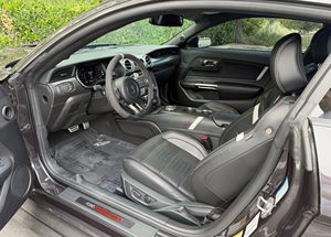Ford Mustang Shelby GT500 d'occasion de 2022, appartenue au guitariste de rock alternatif célèbre Dave Navarro, avec guitare autographiée incluse. - Product Image 4