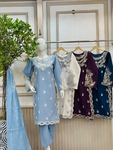 Colección Ssumaira que presenta vestido de invierno de 3 piezas tela algodón bordado Salwar Kameez Set - Product Image 6