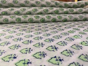 Tela de algodón India hecha a mano para vestidos de mujer tela acolchada de columpio suelto fugitivo étnico con estampado de bloque de mano de flores - Product Image 3