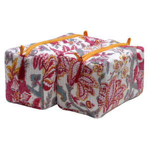 Ensemble de deux sacs de toilette, porte-monnaie et trousse à cosmétiques, style indien, imprimé à la main, tendance, matelassés, en vente - Product Image 1