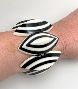 กำไลข้อมือเรซินทำด้วยมือเครื่องประดับชิ้นใหญ่พิเศษดีไซน์เป็นเอกลักษณ์ทำจากเรซินวัสดุที่เป็นมิตรกับสิ่งแวดล้อม - Product Image 2