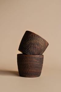 Juego de tres cuencos de madera hechos a mano con acabado texturizado rico para servir o decorar vajilla de madera rústica - Product Image 2