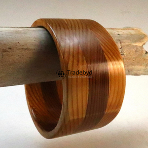 Ensemble de bracelets en bois prêts pour les anniversaires, les mariages et les occasions festives par Tradebyd - Product Image 2