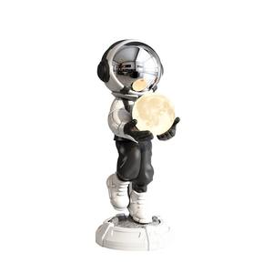 Escultura de Astronauta Audaz para el Suelo, Pieza Decorativa Moderna y Creativa, Elegante Adorno para el Hogar, para Sala de Estar u Oficina, de la India - Product Image 1